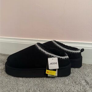 NWT Ardene Size 10 Platform Ugg Shoe Slipper With Stitching
